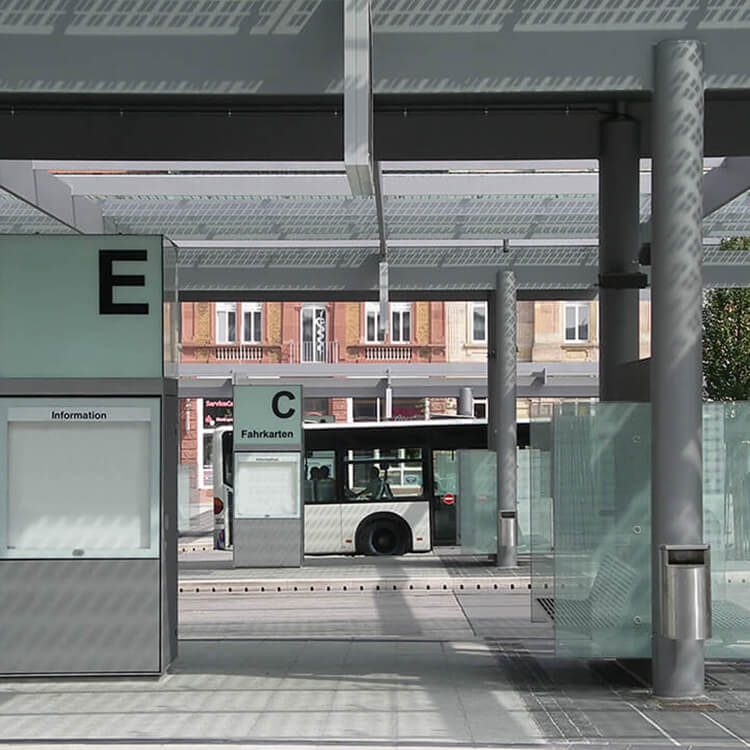 Bahnhofsplatz mit ZOB und Fahrradparkhaus